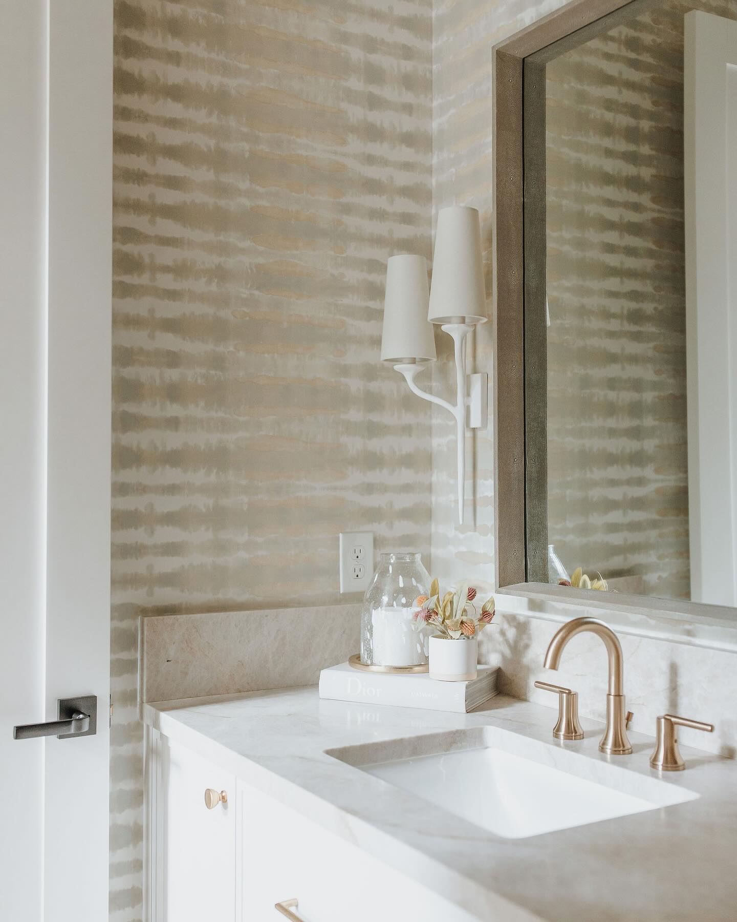 Iberia Wall Sconce | Elegant Indoor Wall Lights | Organic Design Wall Lamp | Aged Brass Light Fixture | Dimmable LED Compatible - Zardee 4